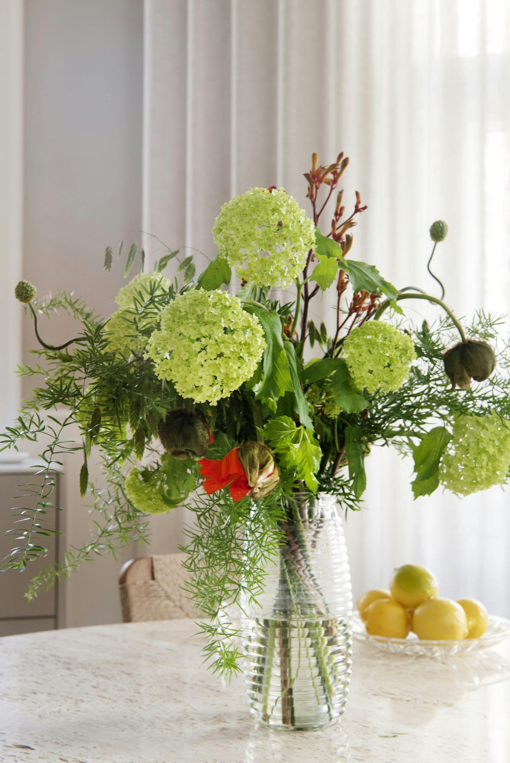 Bolig reportage hos Oliver og Michelle Vakker blomsterbukett i glassvase